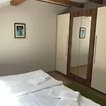 Let Me In Apartment *