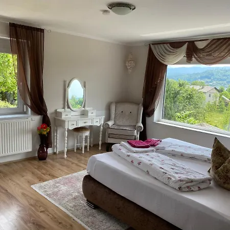 アパート Let Me In