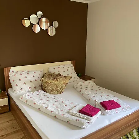 アパート Let Me In