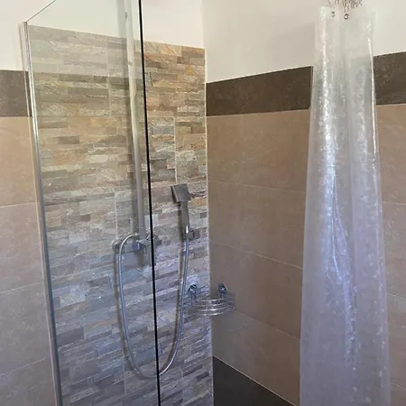 アパート Let Me In