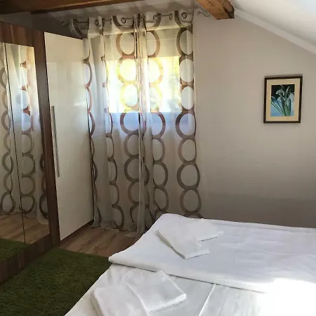 アパート Let Me In