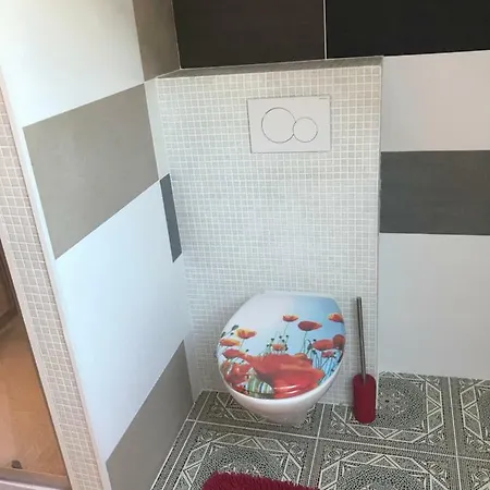 アパート Let Me In