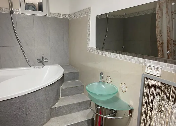 דירה Let Me In *