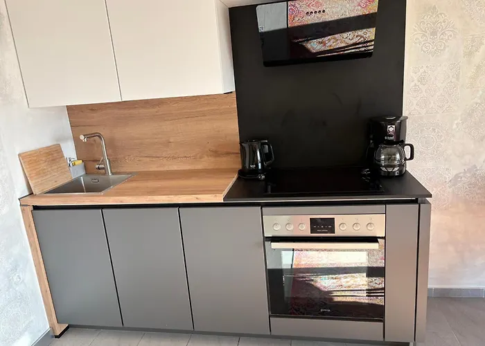 דירה Let Me In *